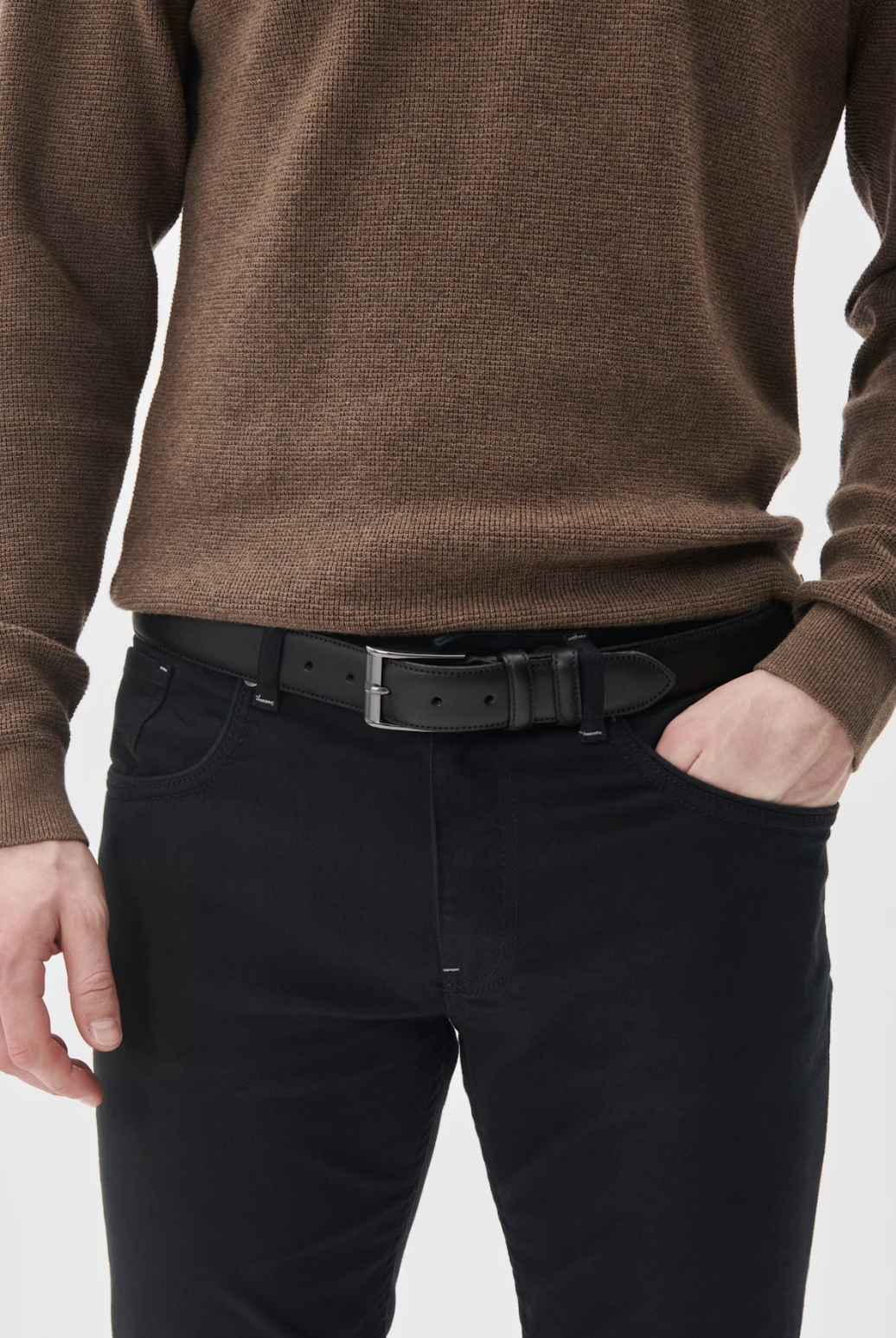 Essinot Leather Belt in Black